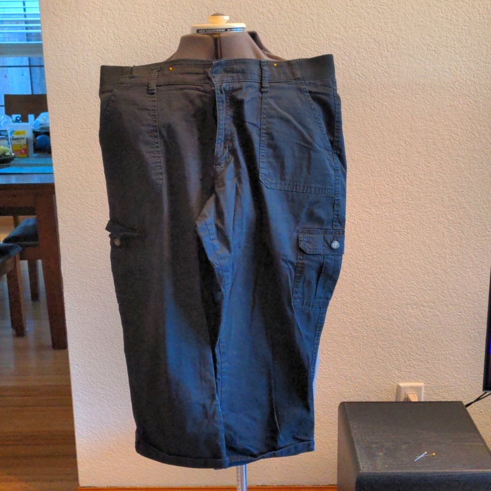 Black crop pants by Lee, relaxed fit, midrise, size 14/xl